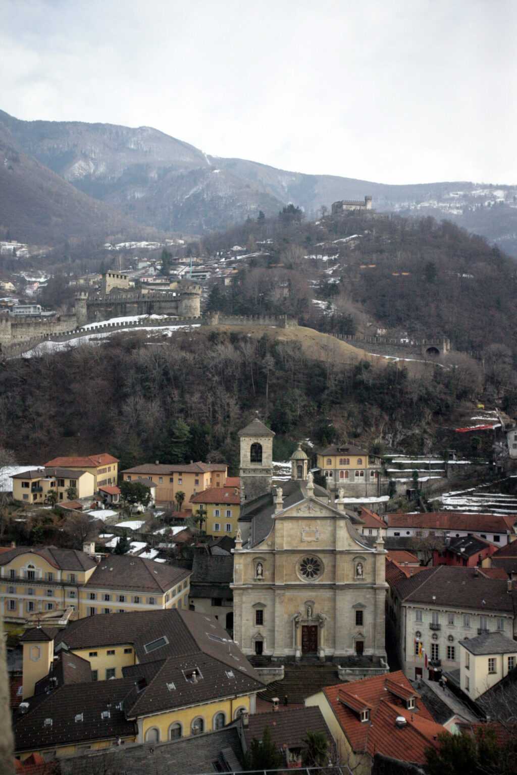 Chiesa Collegiata dei Santi Pietro e Stefano con veduta del Borgo (Archivio Ufficio dei beni culturali, Bellinzona)