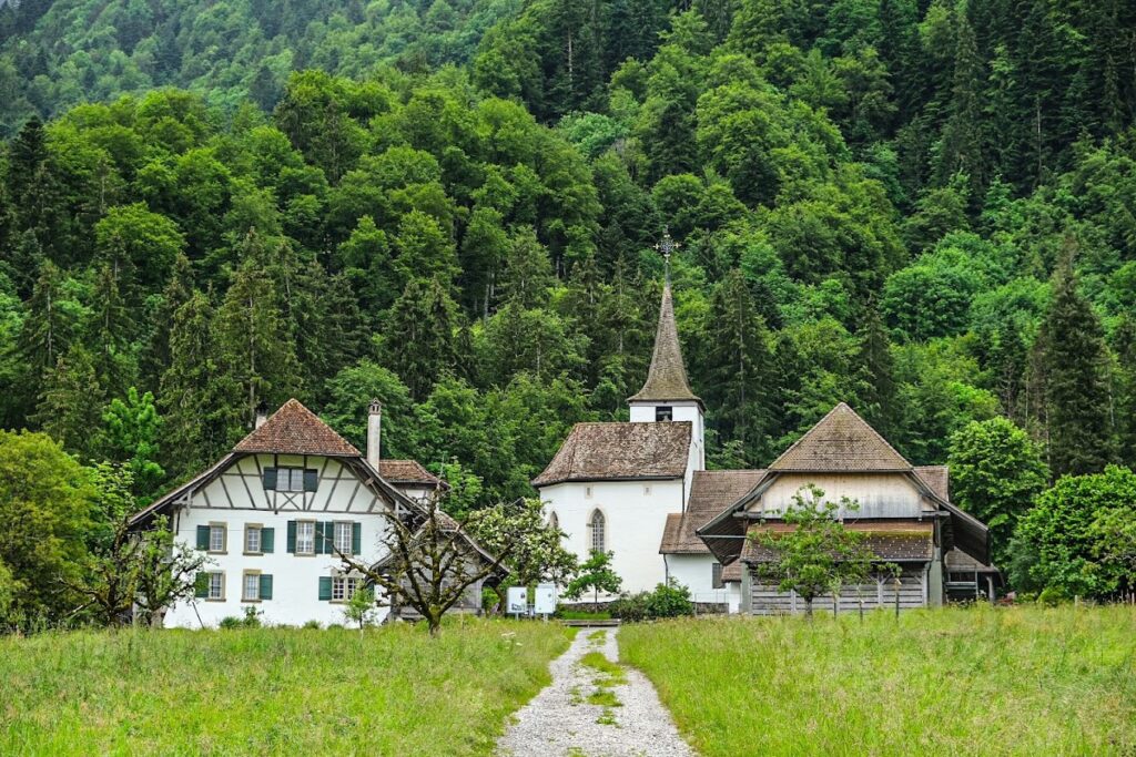 Kirche, Pfarrhaus und Pfrundscheune Blumenstein (Foto Heinz Weber) 