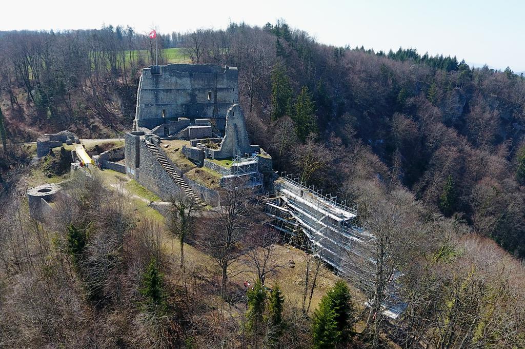 Burgruine Farnsburg von Nordosten, Sanierungsarbeiten 2020, © Archäologie Baselland