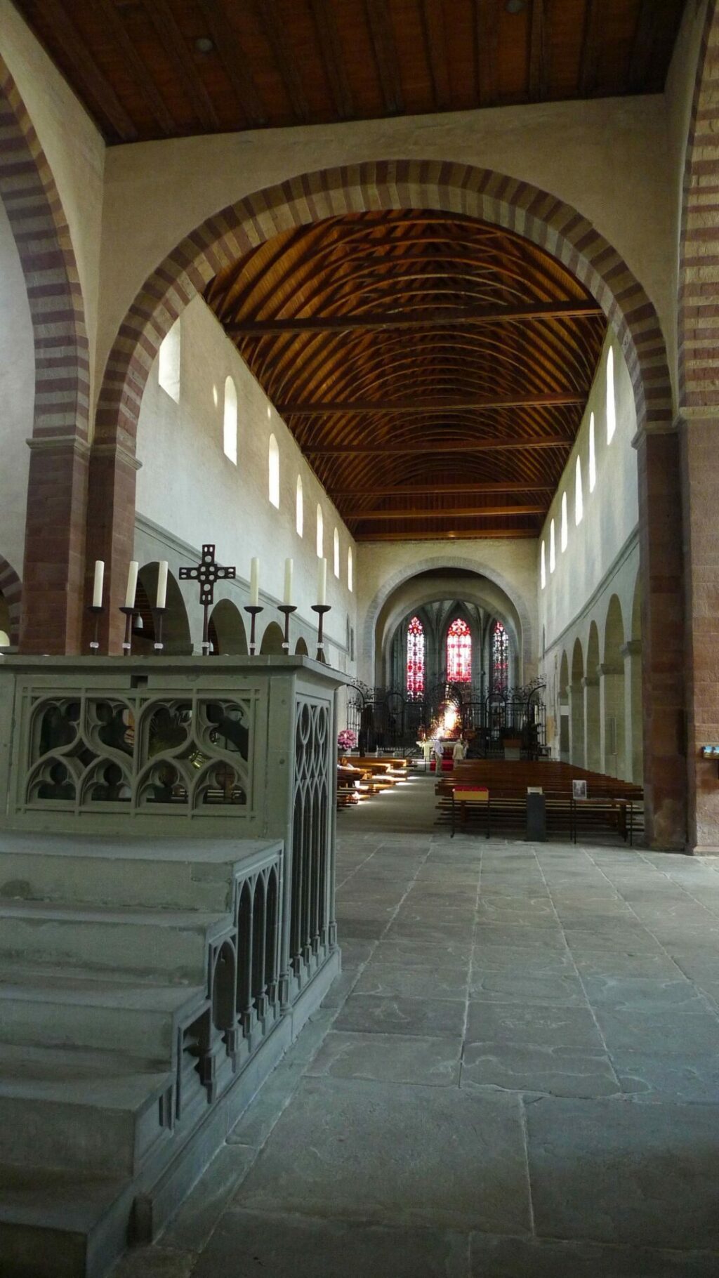 Blick in das Mittelschiff der Klosterkirche von Mittelzell, im Vordergrund der Markusschrein (Foto Peter Niederhäuser)