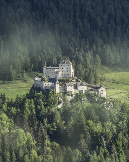 Scuol GR, Schloss Tarasp, Illustration © bildebene.ch, Joe Rohrer, Luzern